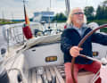 Heinz Albers voulait continuer à faire des miles même à un âge avancé. Lors de l'achat de son bateau, il a donc veillé à ce qu'il soit bien équipé. C'est avec lui que cet habitant de Wilhelmshaven navigue encore à 81 ans sur la mer du Nord et la Baltique.