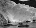 Le bateau d'expédition de Plüschow devant un majestueux glacier en Terre de Feu.