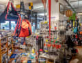 Le magasin est littéralement rempli jusqu'au plafond d'équipements nautiques de toutes sortes et de toutes couleurs.