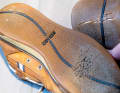 Stadiums of destruction: Worn a lot on board and ashore - The sole of these board shoes is broken and crumbles in the area of the football. Water can penetrate at this point. The sole no longer provides support. Unfortunately, repair is not possible.