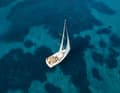 Grazie alla randa avvolgibile e al verricello elettrico, il Beneteau 41.1 noleggiato può essere manovrato anche da un equipaggio ridotto.