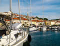 Mali Lošinj town harbour: Guests moor right in the old centre of the famous seaside resort.