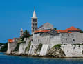 En venant de la mer, la vieille ville de Rab, sur l'île du même nom, se présente, avec ses remparts, comme une forteresse.