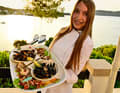 La giovane chef Marija presenta le specialità dello "Stiegenwirt".