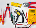 Elettricità ed elettronica: Cacciaviti e pinze isolati, strumenti di spelatura, pinze a crimpare e un multimetro sono indispensabili, se lo skipper è abbastanza sicuro di sé da poter svolgere il lavoro in questione.