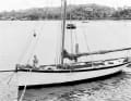 Alain Gerbault an Deck seiner „Firecrest“. Sie besitzt weder eine tiefe Plicht noch eine Seereling.