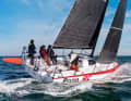Bateau offshore : grand cockpit, superstructure compacte dotée de hublots permettant de voir les voiles. La barre au vent peut être relevée.