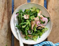 Salade de haricots au thon et au céleri en branches