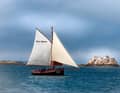 Vor der Ile de Brehat: "Enez Koalen" ist der verkleinerte Nachbau eines bretonischen Fischerbootes von Anfang des 19. Jahrhunderts.