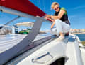 Katrin Linke beim Verlegen eines Solarpanels auf dem Aufbau ihrer „Ocean Twins“.