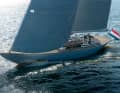 A look to make you fall to your knees: sleek lines, minimal freeboard, generous overhangs. The design is classic – but only above the waterline.