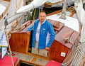 Stefan de la Motte à bord de son voilier de la mer Baltique « Gotjhe », construit en 1935. Dans sa vie privée, cet expert en informatique est un passionné de voile « à l'ancienne ».