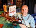 Oliver Schaffer has been building
over 23 years building Playmobil
display landscapes for over 23 years. His
private collection comprises
1,500 boxes full of individual parts, which he has even displayed in the
world-famous Louvre in
Louvre in Paris.