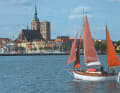 Wo einst Kaufleute der Hanse ihre Waren umschlugen, prägen heute historische Giebel, Kirchtürme und moderne Yachthäfen das Bild: Stralsund verbindet hanseatische Geschichte mit maritimem Flair.
