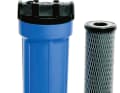 Filtersysteme, die Wasser säubern, bevor es in den Tank gelangt, sind alle ähnlich aufgebaut. Über einen Adapter an den Zulauf zum Tank oder den Stegschlauch angeschlossen, filtern sie Schadstoffe aus dem Wasser. Je nachdem Werkstoff, fällt die Filterleistung dabei unterschiedlich stark aus. Zu beachten ist: Die vorgeschalteten Filter schützen nicht vor Verschmutzungen, die sich schon im Tank befinden.