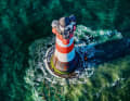 Situé au cœur de la mer du Nord, le phare de Roter Sand, construit en 1885, est historiquement le premier ouvrage édifié en pleine mer. Son avenir est incertain, car la tour doit être rénovée et devrait être déplacée vers la côte.