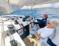 Au poste de pilotage, on peut travailler à deux sans problème de place. De grands treuils facilitent les manœuvres.