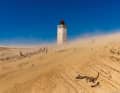 Le phare de Rubjerg Knude, situé sur la côte danoise de la mer du Nord, est célèbre pour son sauvetage spectaculaire. Menacée d'effondrement, la tour a été déplacée de 70 mètres vers l'intérieur des terres en 2019, au cours d'une opération spectaculaire menée à l'aide de rails.