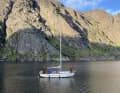 La maison flottante où Hannah réside temporairement, près du petit village de pêcheurs de Nusfjord, sur l'île de Flakstadøya.