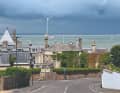 À Cowes, la voile est omniprésente : les chantiers navals et les magasins d'équipement nautique côtoient des clubs prestigieux tels que le Royal Yacht Squadron.