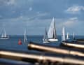 A historical tradition: the races are started with cannon fire.