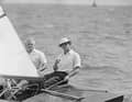 Prince Philip, der Duke of Edinburgh, und der englische Yacht-Designer Uffa Fox segeln vor Cowes mit dem Flying Fifteen "Coweslip" während der Cowes Week 1964.