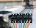 Il punto cruciale è il fermacorda. La qualità di una corda come corda di sicurezza dipende dalla sua rotazione e dal suo comportamento all’interno del fermacorda. L’aspetto del rivestimento non ha alcuna importanza.