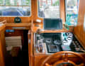 La timonerie abrite non seulement un salon de pont entièrement équipé, mais aussi le poste de pilotage.