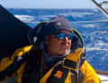 Peer Kunz, vêtu d'un imperméable épais : voilà à quoi ressemble aujourd'hui son quotidien professionnel sur l'océan Atlantique.