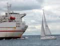 Rencontre avec un navire de fret. Les règles de navigation sur le Rhin (KVR) régissent cette situation.