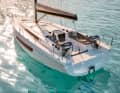Dufour 39: con una lunghezza dello scafo di undici metri, il nuovo Dufour è in realtà, contrariamente a quanto indica la denominazione del modello, uno yacht da 36 piedi. Tuttavia, presenta una larghezza notevolmente superiore al solito, compensando così in larga misura questa carenza negli spazi interni.