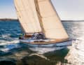 Hallberg Rassy 370: Ein Fahrtenboot ins Rennen, das alles kann: kompakt genug, um solo oder zweihand auf großen Seen oder kleinräumigen Hochseerevieren zu funktionieren, aber gleichzeitig groß, solide und flink genug für Ozeanpassagen.