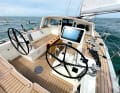 Das Cockpit ist vergleichsweise kurz und die Plicht schmal. Dank der doppelten Steuerräder hat der Steuermann aber dennoch reichlich Bewegungfreiheiten. Und, der überstehende Dodger schützt vor Wind, Wetter und Wasser.