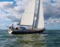 Long and slender. Designed by Simonis Voogd Design, the vessel is just under 4.80 metres wide, with a hull length of over 16 metres. Its aspect ratio is an above-average 3.5.