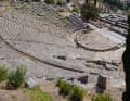 Le théâtre antique de Delphes : construit au IVe siècle av. J.-C., il pouvait autrefois accueillir jusqu'à 5 000 spectateurs lors des concours musicaux.