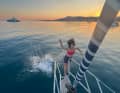 Un plongeon dans l'eau fraîche : après la sortie en mer, on se rafraîchit directement depuis le bateau. Pour beaucoup, c'est l'incarnation même d'une journée d'été parfaite à bord.