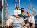 Geschafft: Die Salty Brothers feiern den Abschluss ihrer Weltumsegelung vor Sardinien.