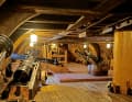 Schon im leeren Zustand ohne Besatzung eng: das Geschützdeck mit dem Großmast rechts im Bild.