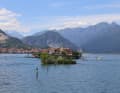 Blick von der Isola Bella auf die benachbarte Fischerinsel Isola dei Pescatori.