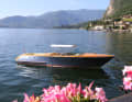 Ein typisches Bild, auch auf dem Lago di Como: Klassische Motorboote, die als Wassertaxis und für Ausflüge eingesetzt werden, wie hier am Anleger in Bellagio.