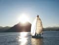 Ambiance du soir sur l'eau : une sortie sportive en voilier sur le lac de Lugano  
dans la lumière dorée du soleil couchant.