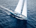 Dieses Rendering verrät, wie der 37 Meter lange Blauwasser-Cruiser unter Segeln aussehen wird.