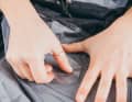 Dans la variante transparente, la réparation se remarque à peine ; le patch doit être étanche et tenir de manière fiable.