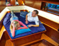 The other way round: with island beds in the foredeck, the berth is often wider in the footwell than at the shoulders. This makes it more comfortable to sleep with your feet forward. But the idea is different
