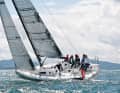 J 111: Eleganter und vergleichsweise schlanker Performance-Cruiser von J/Boats. Im Standard wird das Boot mit einem Kohlefaserrigg ausgestattet. Einfacher, aber sehr funktionaler Ausbau unter Deck. Rumpflänge 11,00 m; Breite 3,29 m; Gewicht 4,2 t