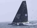 Hier rast unverhofft Charles Caudrelier mit seinem Riesenfoiler "Maxi Edmond de Rothschild" im Südmeer an einem Fischerboot vorbei