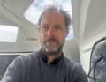 La fatigue se lit sur son visage après 41 jours de course : Thomas Coville, le skipper de "Sodebo Ultim 3", navigue désormais en deuxième position en direction de l'équateur.