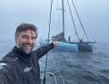 Boris Herrmann zeigt aufs Ein-Boot-Empfangskomittee der Veranstalter im entlegenen Ziel des Transat CIC