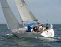 Plus de 17 mètres de hauteur de mât et une surface de voile importante garantissent le plaisir de naviguer, à partir de 3 Beaufort, le foc auto-vireur suffit.
