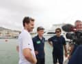 Qui, lo skipper di Grassi Ian Lipinski è impegnato a condurre interviste sul molo. Come Lennart Burke e Melwin Finkl.